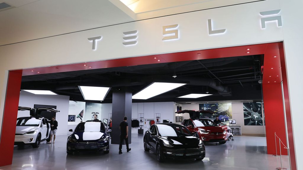 Tesla annonce que quatre de ses administrateurs quitteront bientôt l'entreprise
