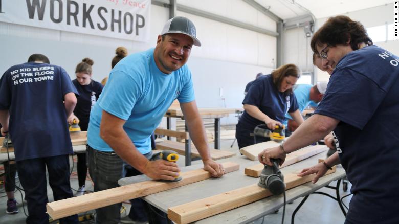 Un homme quitte son travail pour construire des lits pour les enfants dans le besoin et son œuvre de bienfaisance prend son envol