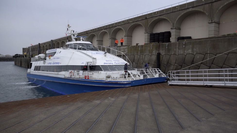 _128514023_boat